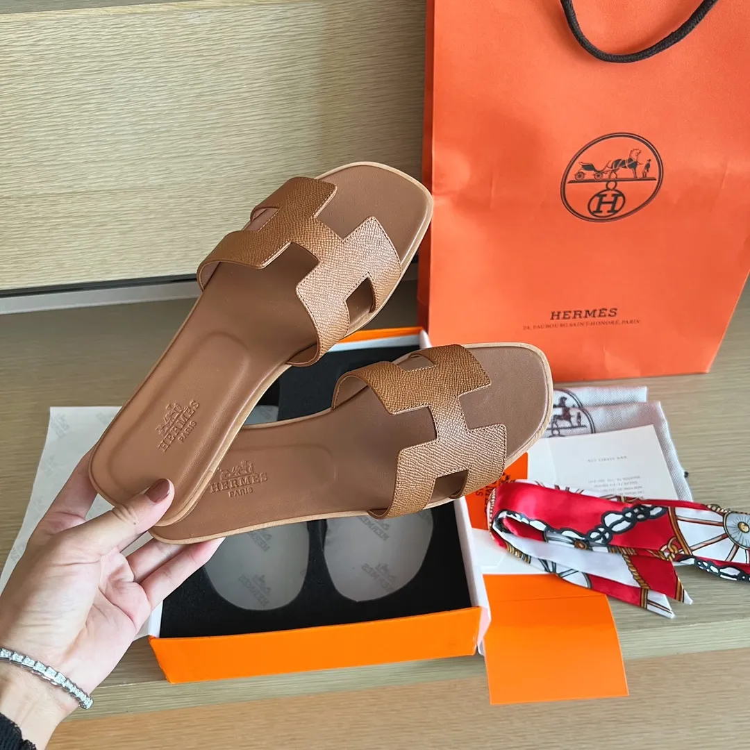 👟👟Ex-factory price 480👟👟 Women's Shoe Factory [Palmprint All-Inclusive Midsole] (Hermès) Upgraded packaging, upgraded version and workmanship materials. Hermes®🔴The highest version of handmade shoes on the market👟👟 👟👟 Top product Hermès slippers🐎 —————————— The 2022 early spring new model is the same as the original version, purely handmade by masters! ❥High-end customization, exclusive products, the highest version in the industry⚠❥Using: Hermers upper: Italian imported cowhide + original custom-grade Australian sheepskin feet + genuine leather outsole (pursuing top walking comfort) 👟👟 ~~〰〰〰〰❥ Packaging: ✔🚦Pay attention to the exclusive top-level exclusive packaging 〰The original top quality is on sale━━━━Hermes━━━━━ size: 35-40 (34.41.42 custom-made, non-refundable)